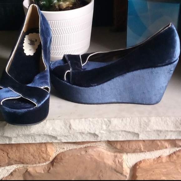 Velvet Platform Sandals - Picture 9 of 11